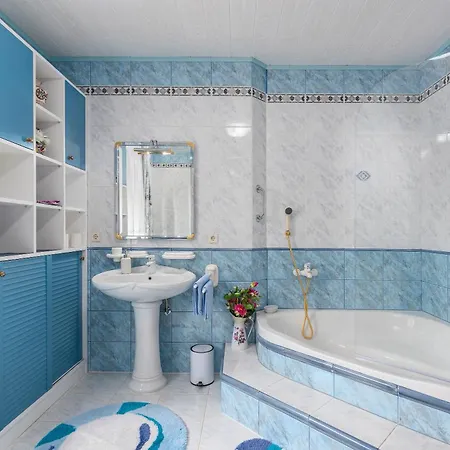 Anna With Pool By Villa