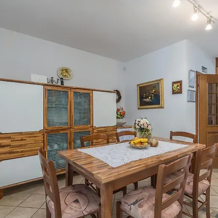 Anna With Pool By Poreč