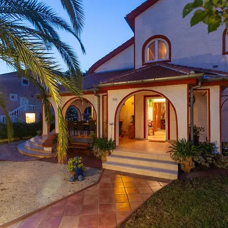 Anna With Pool By Villa *