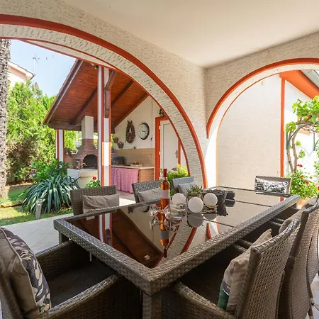 Anna With Pool By Villa Poreč