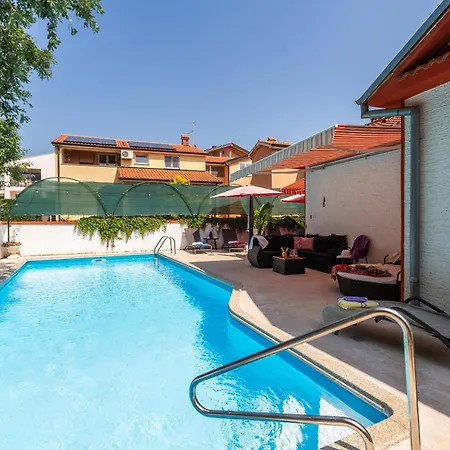 Villa Anna With Pool By