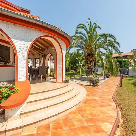 Anna With Pool By Villa