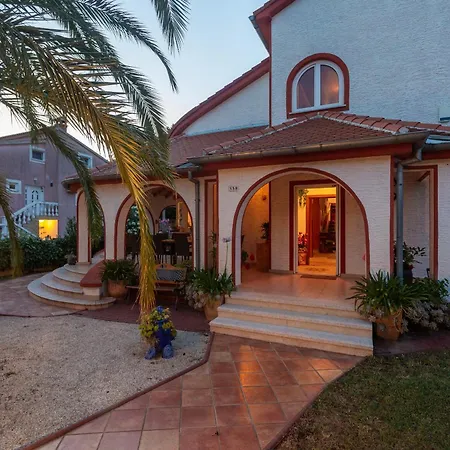 Villa Anna With Pool By