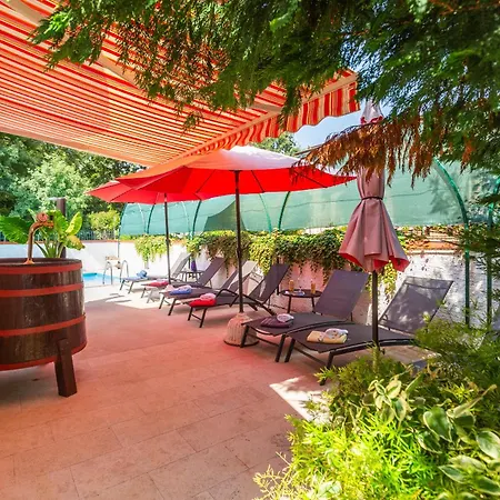 Villa Anna With Pool By