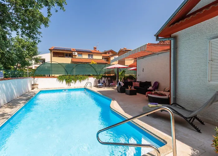 וילה Anna With Pool By