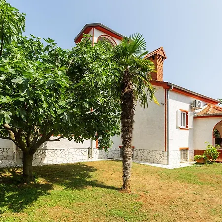 Anna With Pool By Villa